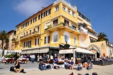 Lebhaftes Treiben an der Strandpromenade von Alassio