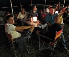 Die Gruppe genießt den Abend am Meer bis in die Nacht