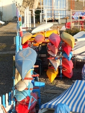 Kanus am Strand von Lavagna