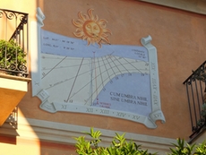 Sonnenuhr an einer Häuserfront in Lavagna