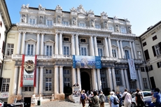 Die neoklassische Fassade des Palazzo Ducale in Genua - damaliger Sitz des Dogen