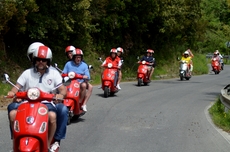 Mit den Vespas auf kurvigen Straßen durch Italien