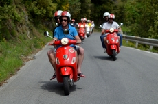 Im Team auf Vespas durch Ligurien