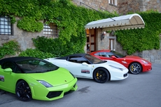 Attraktive Sportwagen in den Farben der italienischen Flagge