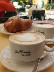 Ein perfekter Cappuccino bei Ugo auf der Piazza