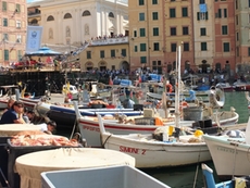 Während des Fischfestes ist viel los in Camogli