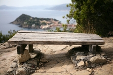 Eine Bank zum Entspannen mit traumhaftem Ausblick auf die Halbinsel von Sestri Levante