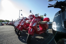 Die Vespas stehen bereits für die Teilnehmer der Vespa-Tour in Italien
