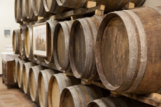 Der Wein reift in alten Weinfässern